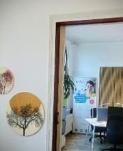 Co Working-Räume mit PC-Arbeitsplätzen und Schreibtischen.