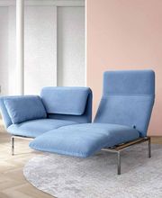 roro ist ein Meilenstein modernen, puristischen Designs seit 1998. Basis des Sofas roro medium classic sind um 90 Grad drehbare Sitze, die sich separat in Lounge- oder Liegeposition vorschwenken lassen, sowie stufenlos verstellbare Arm- und Rückenlehnen.