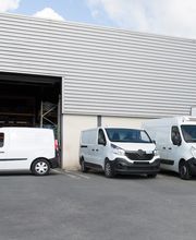 Lager365 bietet großzügige Lagerflächen mit direktem Zugang für Lieferfahrzeuge und Transporter. Ob für Gewerbetreibende oder Privatkunden – die unkomplizierte Erreichbarkeit und große Ladebereiche machen die Einlagerung effizient und stressfrei.