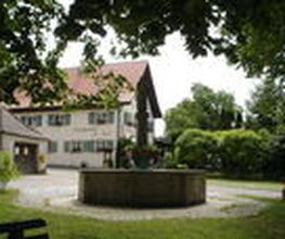 Landgasthof zur Post mit Brunnen