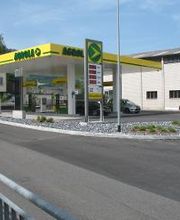 AGROLA Tankstelle in Siebnen, Wangen; überdachte Tankstelle; links Gitter n Aufnahme. Rechts Gebäude neben Tankstelle.