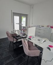 MOÈ Nails & Beauty Eleganter Beauty-Salon in Augsburg mit moderner Ausstattung für Nägel und Kosmetik.