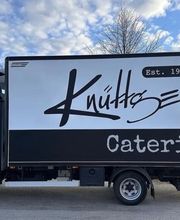 Professionell beschrifteter Catering-Lkw mit großflächigem Firmenlogo und kontrastreichem Design. Die klare Fahrzeugwerbung sorgt für hohe Sichtbarkeit und einen einheitlichen Markenauftritt unterwegs.