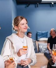 Eine entspannte Networking-Atmosphäre bei einem Event in der Alten Stadtkasse Oldenburg. Gäste genießen Getränke und Gespräche in einem stilvollen Ambiente. Perfekt für Teambuilding-Events, Geschäftstreffen und Firmenevents.