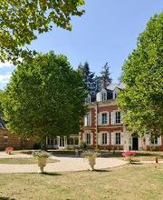 Logis Hôtel Domaine de Valaudran image 4