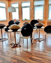 Du bist auf der Suche nach einer passenden Handpan? Im Handpan-Showroom Aschaffenburg bieten wir dir eine abwechslungsreiche Auswahl der unterschiedlichsten Instrumente von verschiedenen Herstellern zum ausprobieren und kaufen an.