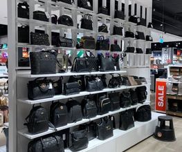 Taschen- und Rucksackabteilung. Abgebildete Produkte, Preise, Aktionen und Verfügbarkeiten können je nach Zeitpunkt und Standort variieren.