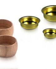 Kerzen samt Zubehör finden Sie bei uns. Dochte für ÖL Kerzen Gel und selbstgemachte Wachs Kerzen. Teelichthalter Tropfenfänger Kerzentüllen aus Holz und die passenden Metalleinsätze.
