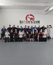 Motivierte Trainingsgruppe beim Kampfsport in der professionellen Umgebung von Naders Gym Hamburg.