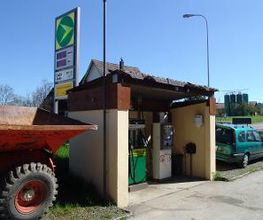 AGROLA Tankstelle in Egnach (Winden). Eine Tanksäule mit Zahlterminal unter kleinem Überstand. Links und rechts Fahrzeuge.