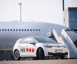 Securitas Aviation Fahrzeug vor einem Flugzeug