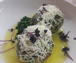 Spinatknödel mit Nussbutter und frisch geriebenem Parmesan