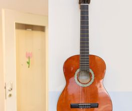 Gitarre an der Wand eines Gruppenraums in der Partou Kita Wandsbeker Chaussee