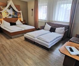 Zimmer 6, Vierbett Zimmer, Familenzimmer, Web, Hotel Drei Lilien, Werbach, Tauberbischofsheim, liebliches Tabertal, Hotel, Sonnenschein, 4 Bett Zimmer,.jpg
