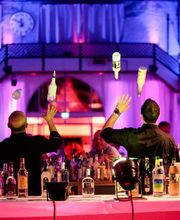 Die Palazzo Halle in Karlsruhe – Ihre perfekte Eventlocation für unvergessliche Veranstaltungen wie Firmenfeiern, Produktpräsentationen, Tagungen, Hochzeiten und mehr.
Die ehemalige Maschinenfabrik am Westbahnhof in Karlsruhe bildet ein außergewöhnliches Ambiente für exklusive Veranstaltungen mit dem gewissen Etwas. Auf 1.000 Quadratmetern ermöglicht die flexible Raumeinteilung den passenden Rahmen für jede Art von Event – von privaten Feiern wie Hochzeiten oder Geburtstage bis hin zu geschäftlichen Events wie Tagungen, Konferenzen oder Produktpräsentationen. In den Abendstunden taucht die ausgeklügelte Beleuchtungstechnik die hohen Decken in unterschiedliche Lichtstimmungen und macht die Palazzo Halle zu einer einmaligen Eventkulisse. Die Halle kann über die Eventagentur Projekt Eins gemietet werden, die das Lichtkonzept, die Dekoration, das Catering und auf Wunsch auch ein Rahmenprogramm detailliert auf das jeweilige Thema der Veranstaltung abstimmt.