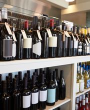 Getränke
Zu gutem Essen gehören auch gute Getränke. Wie wäre es mit einem leckeren Bier zum Feierabend oder einem edlen Wein zum Essen? Auch Spirituosen wie Gin, Whiskey, Rum und Liköre finden Sie bei uns in den Regalen. Für den Alltag sind Wasser, Säfte, Schorlen und Softdrinks eher die Durstlöscher, die Sie brauchen. Nehmen Sie einzelne Flaschen oder gleich ganze Kästen und natürlich gibt es bei uns auch gekühlte Getränke. Übrigens finden Sie bei uns auch viele regionale Erzeuger mit bestem Geschmack aus dem Umfeld!