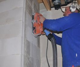 Bij loodgieterswerk en elektriciens werk, heeft u altijd te maken met gaten en sleuven in wand- en/of vloer. Voor uw doorvoeren bijv. voor toilet of wasbak, (centraal)dozen, elektriciteitspijpen, leidingen tbv centrale verwarming of vloerverwarming en spotjes maken wij graag de nodige sleuven en gaten. Om al deze leidingen weg te werken dienen er sleuven in wanden en vloeren te worden gefreesd.

Vooral bij bestaande gebouwen en bewoonde situaties, is het noodzaak dat u vakmensen aan het werk heeft die netjes en secuur werken, en zoveel mogelijk overlast vermijden. Wij zagen met moderne apparatuur, stofarm en zonder rommel!