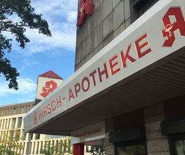 Aussenansicht der Hirsch-Apotheke am Hauptbahnhof