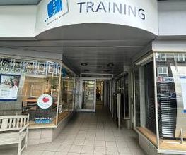 Eingangsbereich zum Standort. Übr dem Eingang steht in großen Lettern WBS TRAINING.