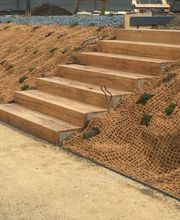 Spezialisten für Massivholzprodukte und Natursteinprodukte für den Innen und Aussenbereich.

Ob für Handwerker oder Händler, Architekten oder Bauherren, wir garantieren Ihnen unkomplizierte, reibungslose & kompetente Zusammenarbeit & beraten Sie gerne telefonisch oder persönlich über die verschiedenen Eigenschaften von Eiche oder Naturstein.

Wir sind spezialisiert in dem Verkauf von erstklassigem Eichenholz und hochwertigen Steinen für eine Vielzahl von Projekten. Unsere Eichenholzprodukte, von stabilen Balken bis hin zu eleganten Terrassen-Dielen, bieten die ideale Grundlage für robuste Konstruktionen und ästhetische Designs wie Holztreppen, Holzpergolen, Holzstegge oder Holterrassen. Ebenso sind unsere Sandsteinprodukte eine exzellente Wahl für Terrassenplatten, die jedem Aussenbereich einen Hauch von Natur und Eleganz verleihen.