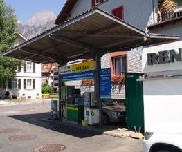 AGROLA Tankstelle in Walenstadt bei Renault Garage. Kleine Überdachung mit einer Tanksäule und Zahlterminal