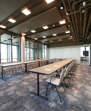 Creative Room 2 mit Tischen in U-Form im Tagungs- und Eventcenter