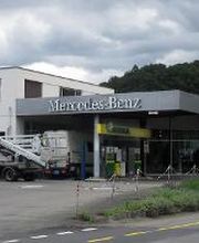 AGROLA Tankstelle in Gümmenen bei Mercedes-Benz; links im Bild Totem mit AGROLA Logo und Preisschildern darunter Selecta Automat