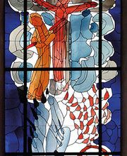 Chorraumfenster: Die seit 1994 wieder geöffneten Fenster im Chorraum wurden von dem Künstler und Glasmaler Wilhelm Franz Buschulte gestaltet. Indem Buschulte in den Chorraumfenstern Themen der Apoklypse aufgreift, bringt er Johannes den Seher ins Spiel mit seinen endzeitlichen Visionen