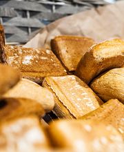 BACKWAREN
Bei EDEKA Kempermann erhalten Sie täglich frisch für Sie aufgebackene Backwaren, die Sie sich ganz nach Belieben selbst zusammenstellen können. An unserer EDEKA-Bedientheke finden Sie Brote, Baguette und Brötchen verschiedenster Sorten – von hell bis kernig. Für den Appetit auf süßes bieten wir Ihnen Kuchen und allerhand Süßgebäck, wie Schoko Croissant oder Mohnschnecke. Mögen Sie es lieber herzhaft? Dann werden Sie bei unseren deftigen Backwaren, z. B. Pizza Snacks, Brezeln oder Spinattaschen, fündig.