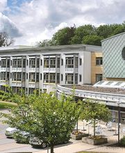 Unsere Klinik liegt idyllisch im Ortsteil Neindorf bei Oschersleben in Sachsen-Anhalt.