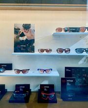 Blick ins seitliche Schaufenster mit evileye Deko - unsere Marke, wenn es um Sportbrillen geht