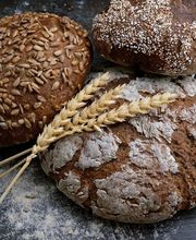 Bäckerei und Backshop
Im Vorkassenbereich befindet sich die traditionelle „Stangengrüner Mühlenbäckerei“ mit Café und mit zahlreichen Sitzmöglichkeiten im Innenbereich.