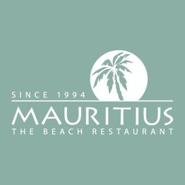 Mauritius Logo: Das Markenzeichen von Mauritius – The Beach Restaurant. Modernes Branding mit sommerlichen Elementen, das für entspannte Atmosphäre, leckeres Essen & Urlaubsfeeling steht.