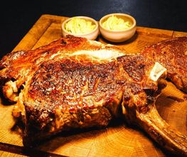 Tomahawk-Steak mit Beilagen
