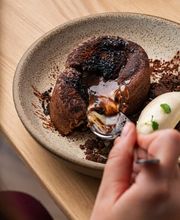 Fondant au chocolat et tahini, glace à l'anis vert