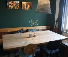 Massief houten tafel met bank