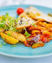 Le Gourmet – Catering für alle Sinne. Erleben Sie exklusiven Genuss mit einem Eventcatering, bei dem außergewöhnliche kulinarische Erlebnisse im Mittelpunkt stehen
Im einzigartigen Ambiente der frühindustriellen Palazzo Halle bieten wir Ihnen wechselnde, thematische Köstlichkeiten, die Sie den Alltag vergessen lassen. Unser Küchenteam kreiert mit Leidenschaft Gerichte, die sowohl geschmacklich als auch optisch begeistern und Ihr Event zu etwas Besonderem machen.
Le Gourmet steht für erstklassiges Catering und individuelle Genussmomente. Egal ob elegante Galas, private Feiern oder rustikale Veranstaltungen – wir legen Wert auf frische, regionale Zutaten, eine sorgfältige Zubereitung und einen exzellenten Service.
Bei uns wird Essen zum Erlebnis: Sehen Sie zu, wie unsere Köche Speisen live vor Ihren Augen zubereiten. Mit Liebe zum Detail und einem innovativen Ansatz schaffen wir Genusserlebnisse, die in Erinnerung bleiben. Entdecken Sie Le Gourmet und erleben Sie Catering, das jeden Moment unvergesslich macht.