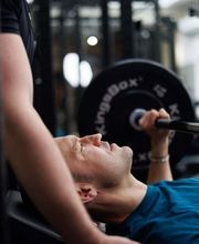 Personal Training Robert Reberger Leistungsorientiertes Training mit Fokus auf Technik, Sicherheit und individuelle Trainingsziele im Studio.