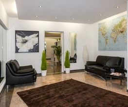 Aufenthaltsraum mit mehreren Sofas.