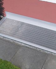 Eine praktische Lichtschachtabdeckung, die den Bereich sauber hält und Schutz vor Insekten und Schmutz bietet.