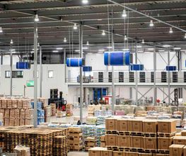Hallen-Staubabsauganlage DFI 8500 reduziert das Staubaufkommen im Distributionszentrum von Welkoop um über 75%.