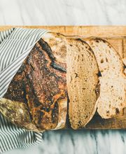 BÄCKEREI
Im Markt finden Sie die Bäckerei Dwenger (https://bäckereidwenger.de/), die Sie jeden Tag mit frischen Backwaren und leckeren Versuchungen versorgt. Sitzplätze sind ebenfalls vorhanden und auch Kaffee to go bekommen Sie hier. Im Angebot finden Sie viele verschiedene Sorten an Broten, Brötchen, Baguettes und Brezeln – belegte Brötchen natürlich auch! Zudem erhalten Sie herzhafte Snacks und passend zum Kaffee süße Leckereien wie Gebäcke, Kuchen und Torten.