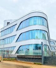 Außenansicht der Schulungsstätte mit großer Glasfront