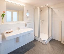 Guest room bath