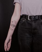 Filigranes Fineline Tattoo mit Biene am Unterarm.