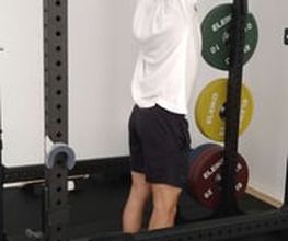 LIFE PERFORMANCE TRAINING | Personal Training Nürnberg - Sportler bei der Langhantel Schulterpresse im Rack, gezieltes Training für Schultern, Trizeps und Oberkörperstabilität im freien Krafttraining.