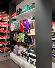 Präsentation von Schul- und Freizeitrucksäcken. Abgebildete Produkte, Preise, Aktionen und Verfügbarkeiten können je nach Zeitpunkt und Standort variieren.