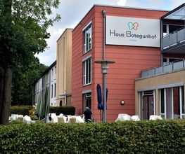 Haus Botegunhof Achim – Außenterrasse und Garten des Korian-Pflegeheims im Sommer