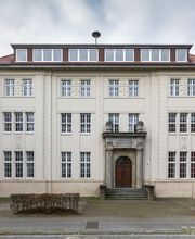 Die Alte Stadtkasse in Oldenburg ist eine repräsentative Eventlocation, die sich perfekt für Workspaces, Meetings und Events eignet. Das historische Gebäude mit seiner eleganten Fassade verbindet klassische Architektur mit modernen Nutzungsmöglichkeiten. Hier finden produktive Konferenzen, inspirierende Workshops und unvergessliche Feierlichkeiten wie Hochzeiten oder Firmenfeiern statt. Die Alte Stadtkasse bietet stilvolle Tagungsräume und flexible Coworking Spaces, die den individuellen Bedürfnissen von Unternehmen und Privatpersonen gerecht werden.
