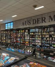 MOLKEREIPRODUKTE
Unsere Abteilung für Molkereiprodukte bietet Ihnen eine große Auswahl an Milchprodukten und veganen Alternativen. Neben klassischer Milch und Käse finden Sie bei uns auch vegane Joghurtalternativen und besondere Spezialitäten wie Trinksauermilch und Schmalz.